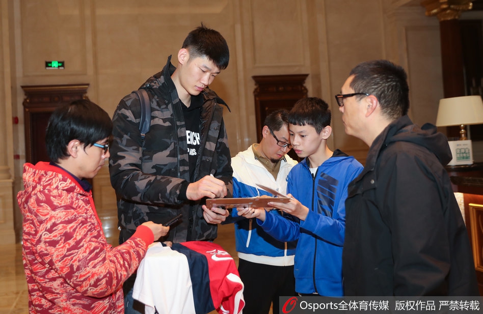 中国男篮集结 阿不都沙拉木率先抵达下榻酒店