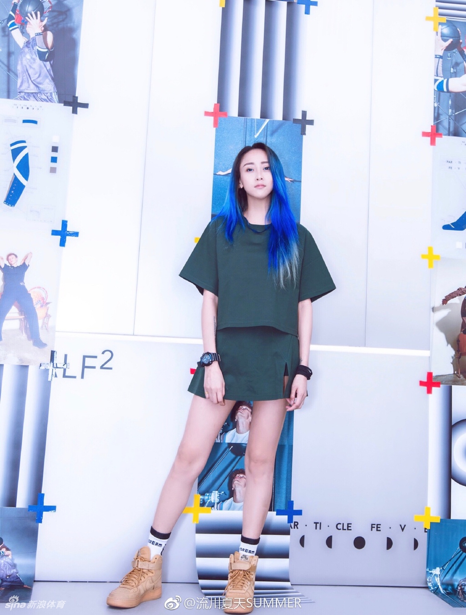 飘逸球风+亮眼蓝发 她是流川姐姐!