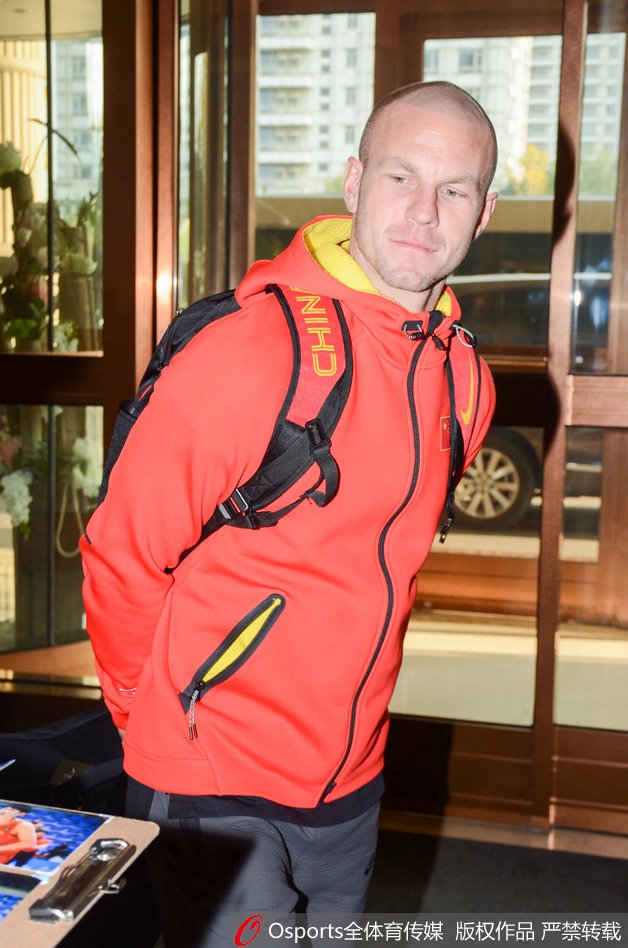 中国男篮集结 阿不都沙拉木率先抵达下榻酒店