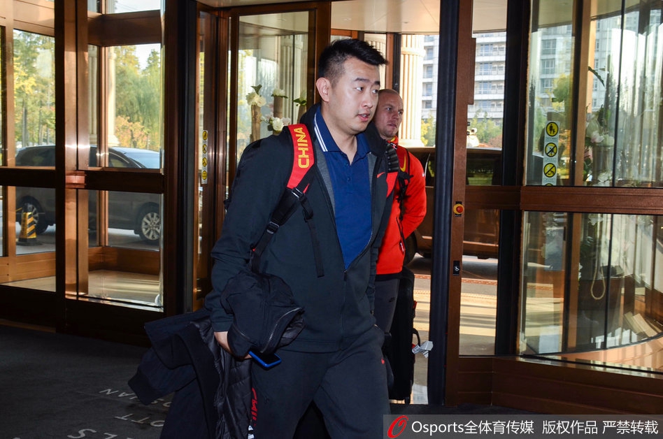 中国男篮集结 阿不都沙拉木率先抵达下榻酒店