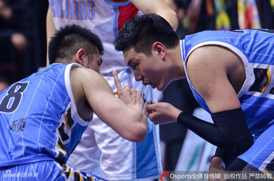 翟晓川被撞伤嘴部血溅赛场