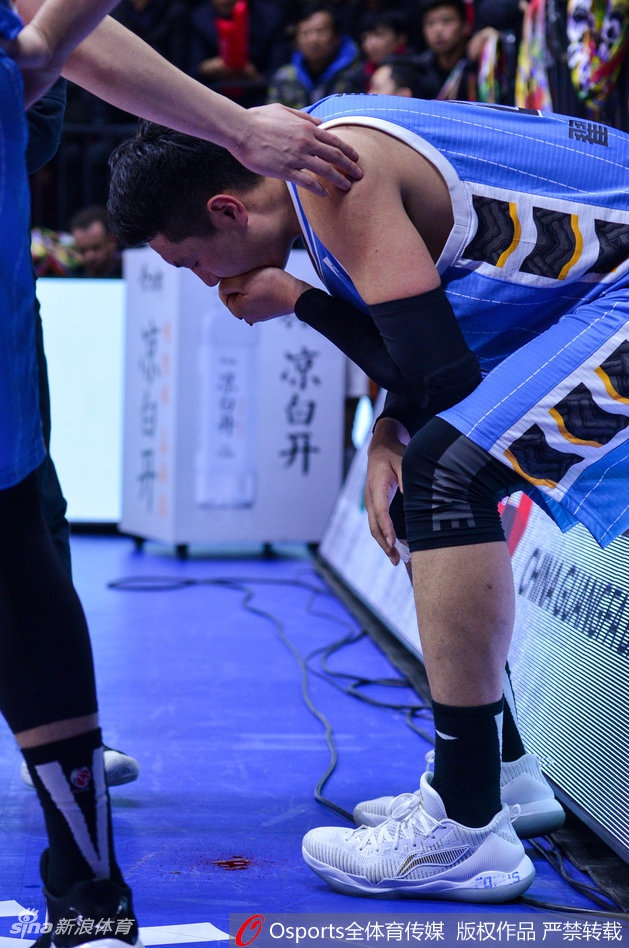 翟晓川被撞伤嘴部血溅赛场