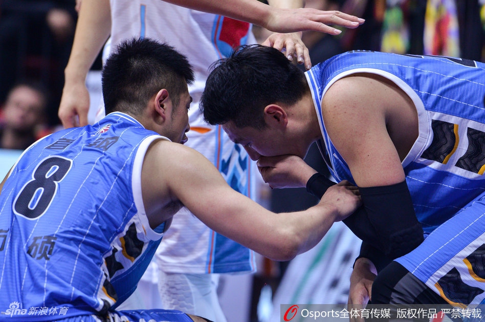 翟晓川被撞伤嘴部血溅赛场