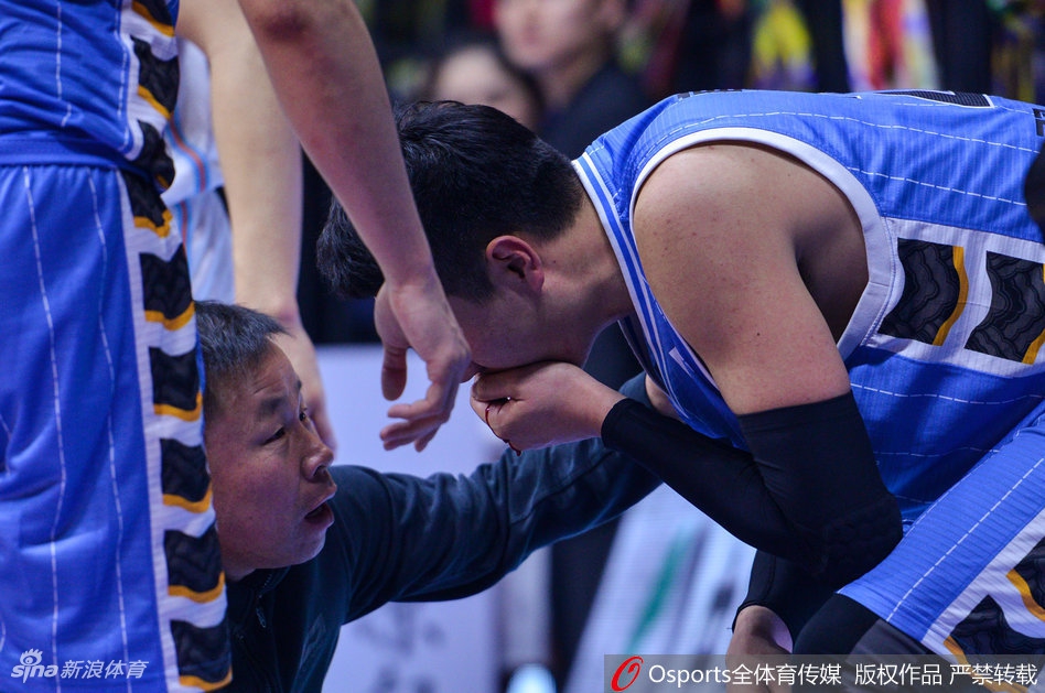 翟晓川被撞伤嘴部血溅赛场