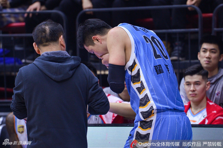 翟晓川被撞伤嘴部血溅赛场