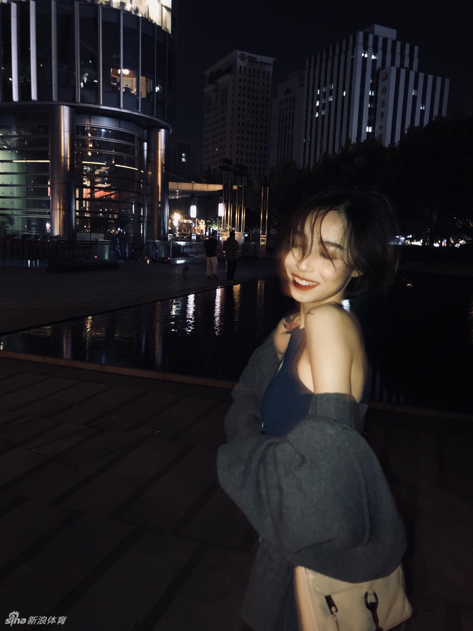 性感娇蛮还是短发!她的眼神会看醉