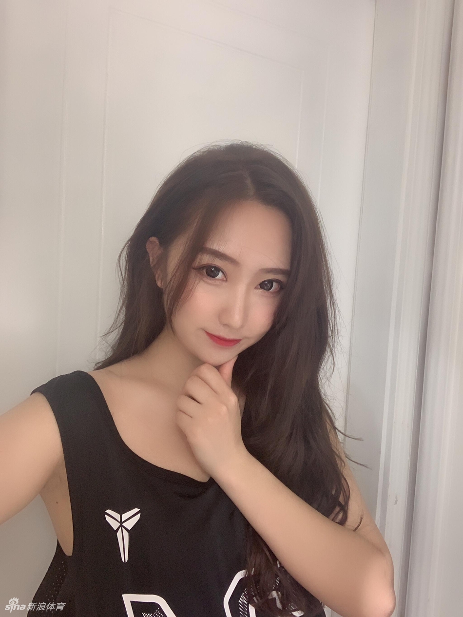 科比小迷妹！她可爱又肉感十足