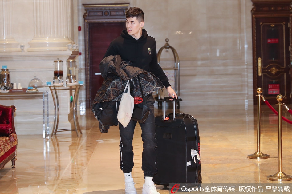 中国男篮集结 阿不都沙拉木率先抵达下榻酒店