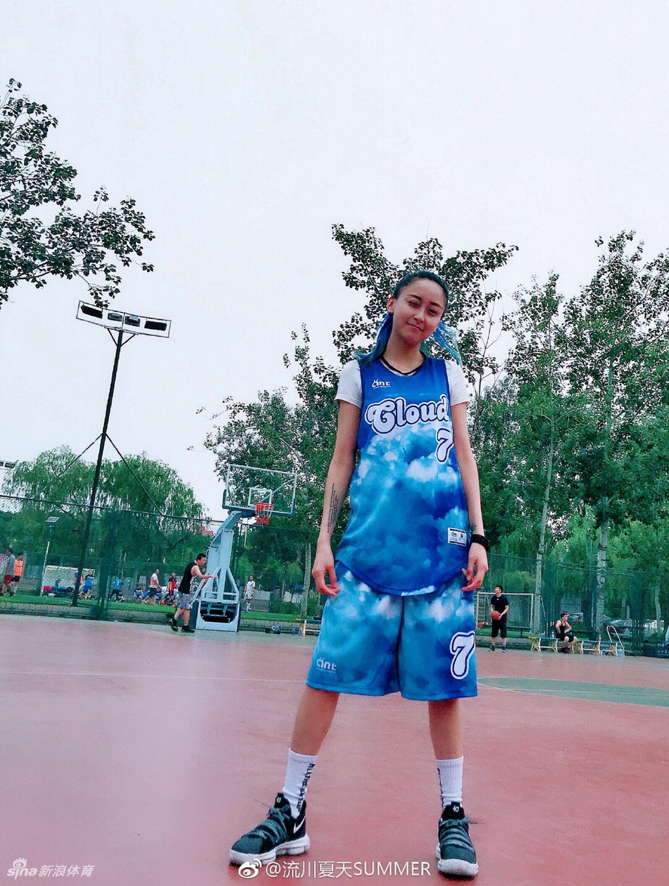 飘逸球风+亮眼蓝发 她是流川姐姐!