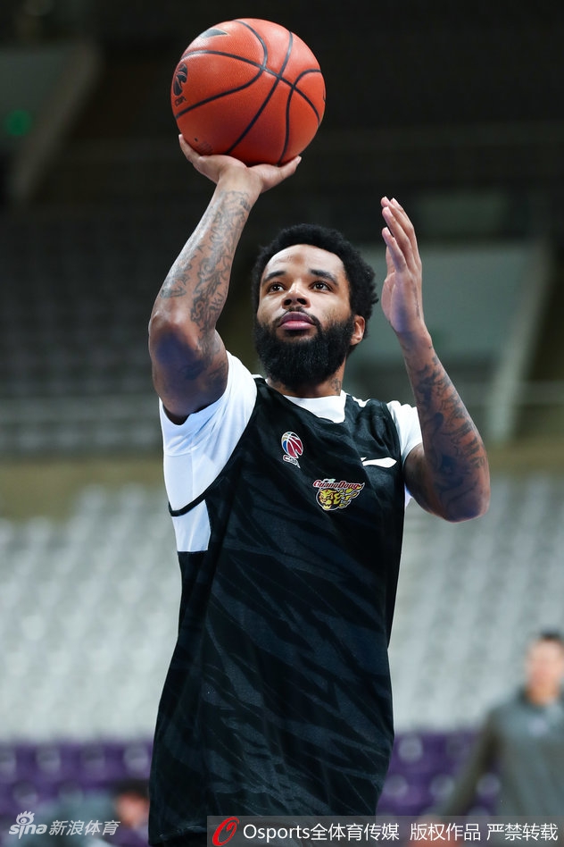 广东男篮赛前训练状态轻松
