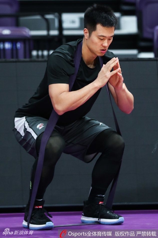 广东男篮赛前训练状态轻松