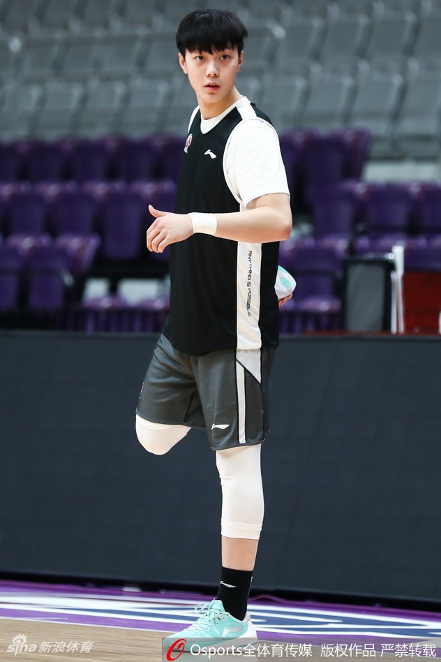 广东男篮赛前训练状态轻松