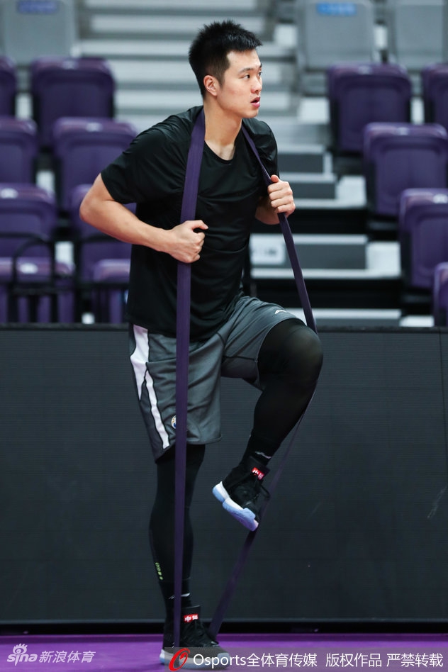 广东男篮赛前训练状态轻松