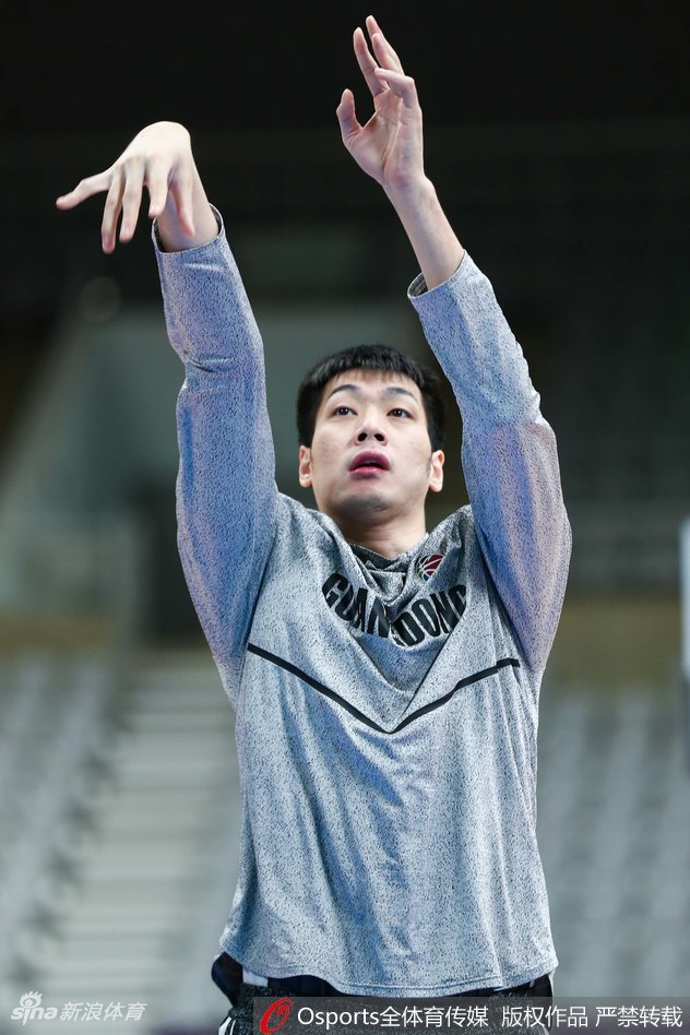 广东男篮赛前训练状态轻松