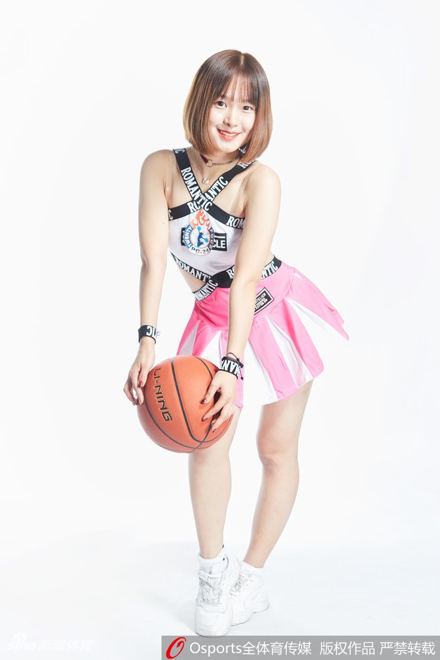 篮球宝贝助威中国男篮出征