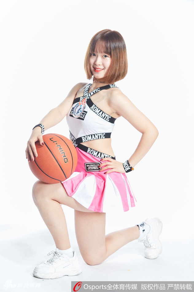 篮球宝贝助威中国男篮出征