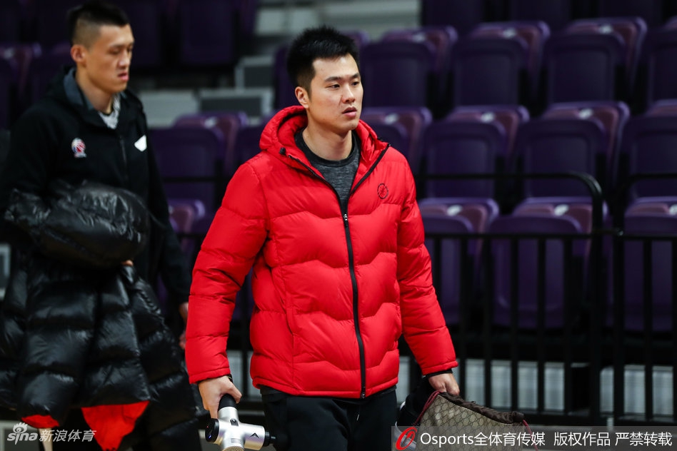 广东男篮赛前训练状态轻松