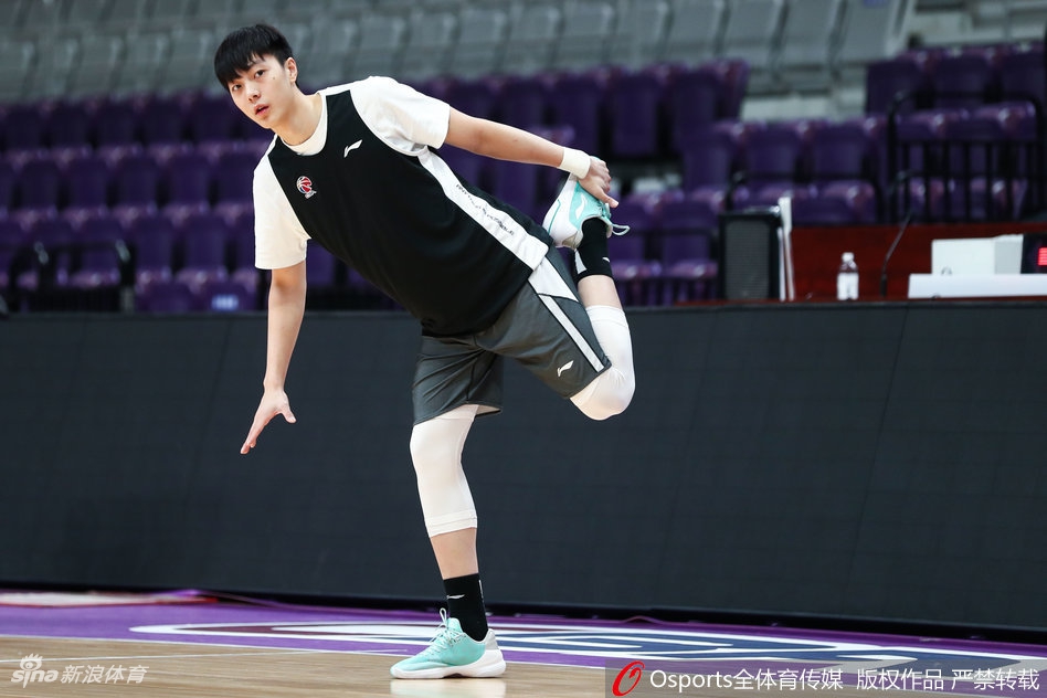 广东男篮赛前训练状态轻松