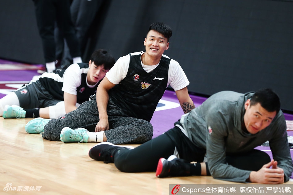 广东男篮赛前训练状态轻松