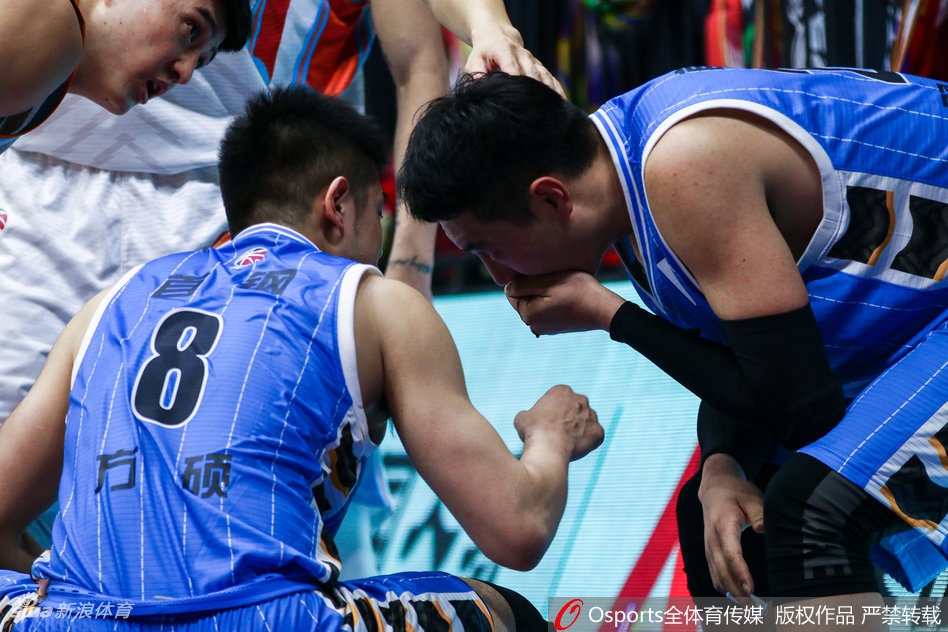 翟晓川被撞伤嘴部血溅赛场