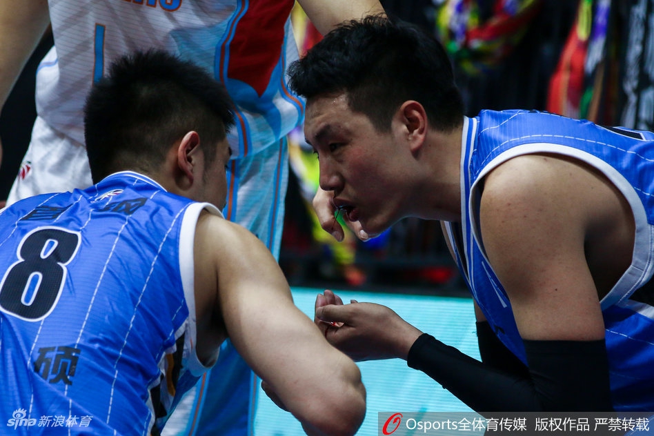 翟晓川被撞伤嘴部血溅赛场