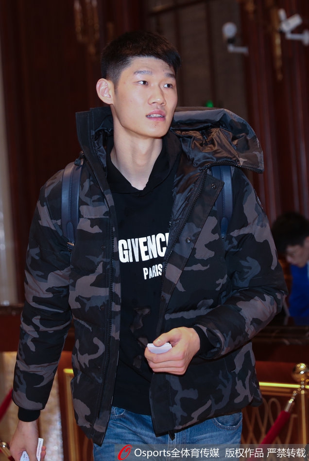 中国男篮集结 阿不都沙拉木率先抵达下榻酒店