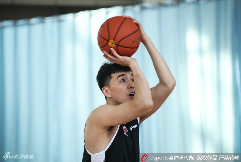 阿的江哈达迪亮相新疆公开训练