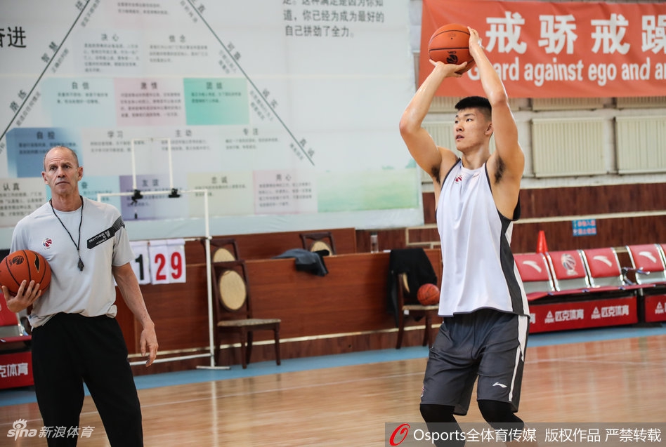 阿的江哈达迪亮相新疆公开训练