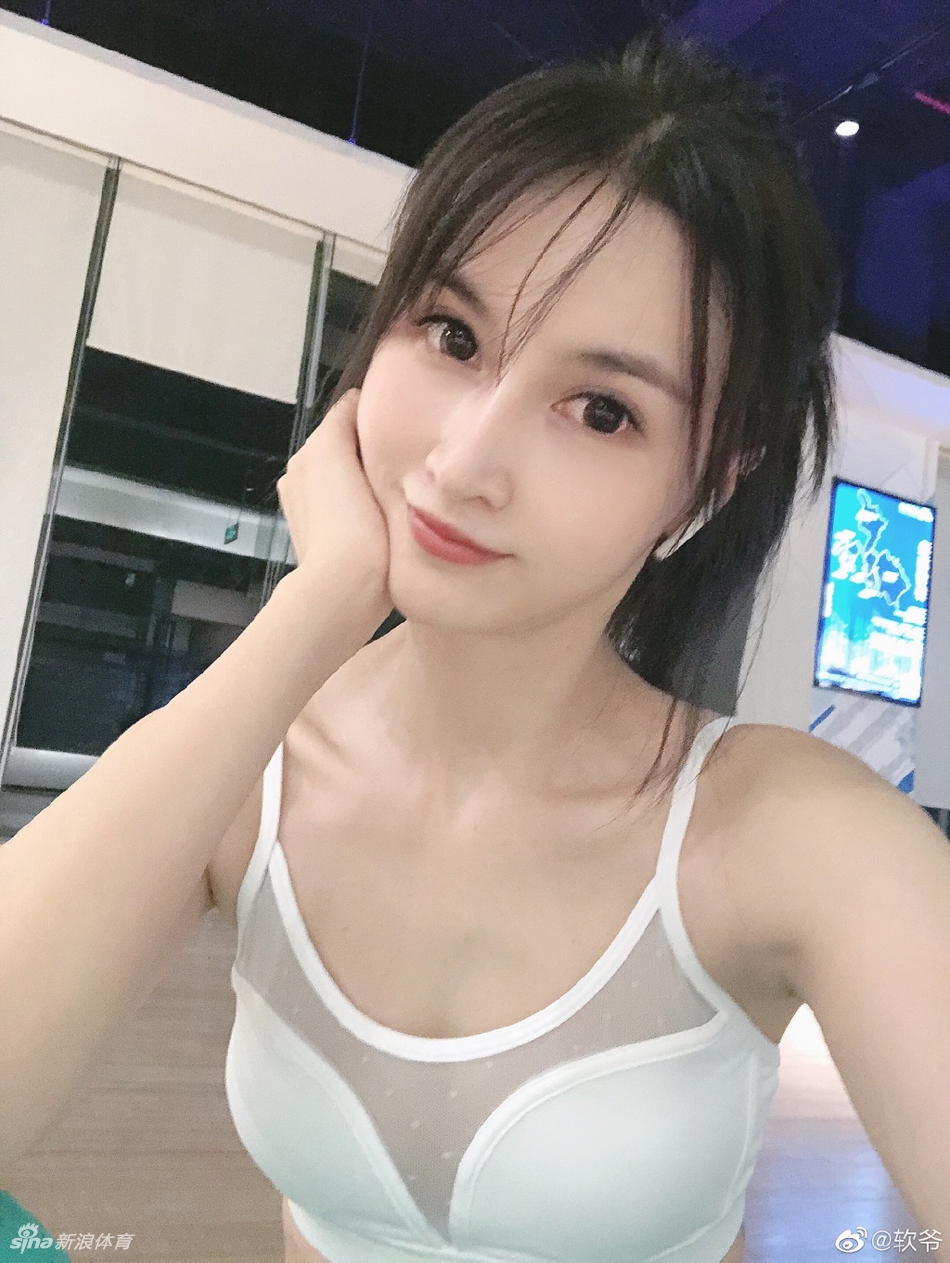 健身女神！她的肌肉线条太迷人