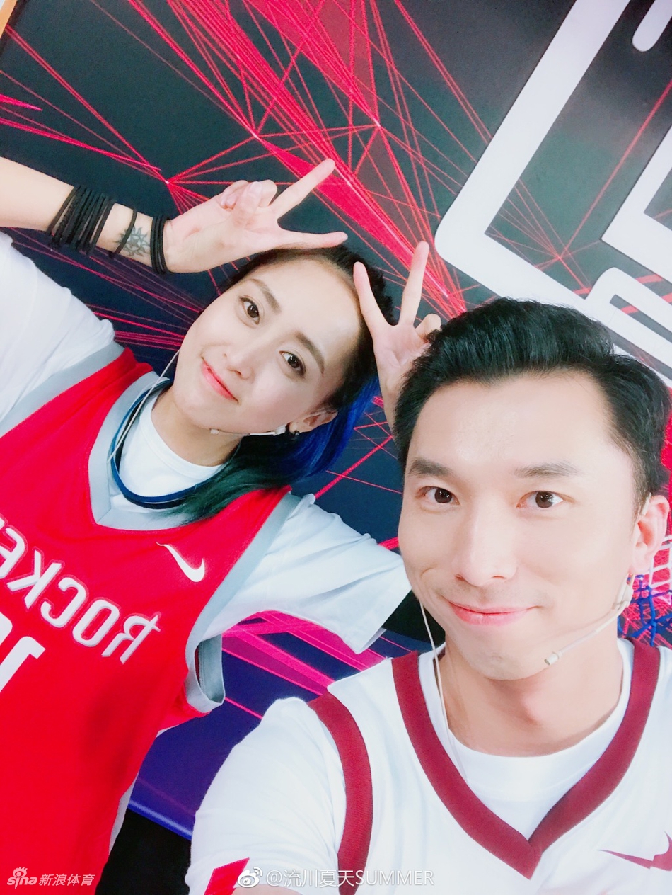 飘逸球风+亮眼蓝发 她是流川姐姐!