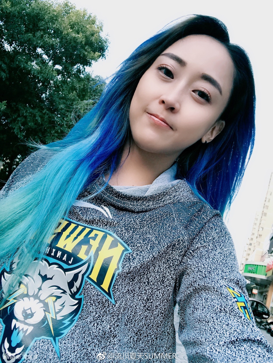 飘逸球风+亮眼蓝发 她是流川姐姐!
