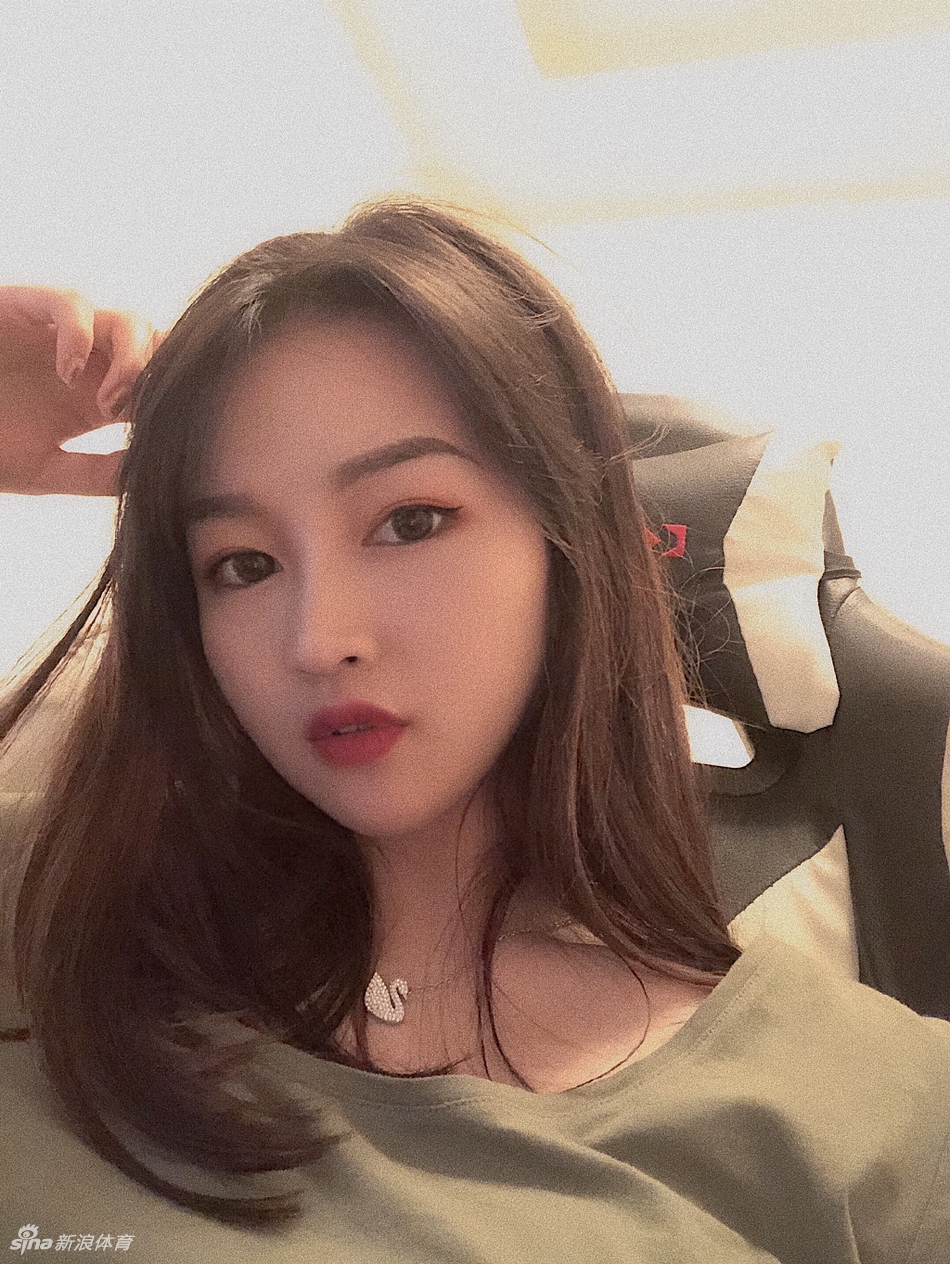 喜提浓眉!湖人球迷女裁判晒美照