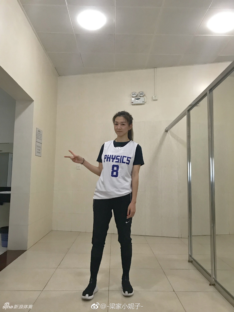 球技最好的学霸姐姐 想跟她打球!