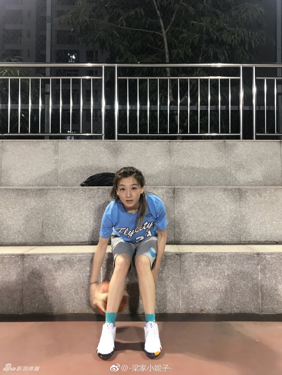 球技最好的学霸姐姐 想跟她打球!