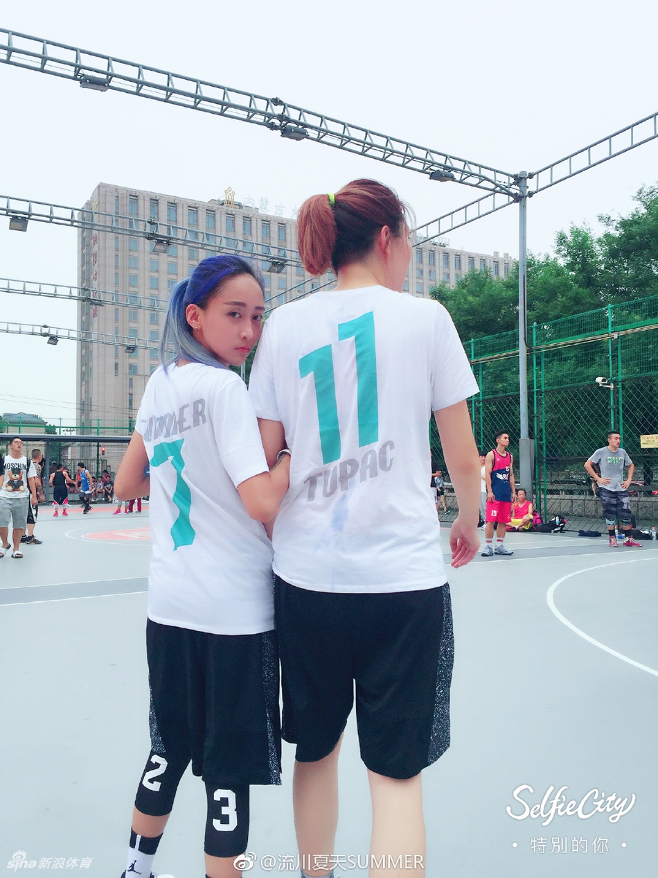 飘逸球风+亮眼蓝发 她是流川姐姐!