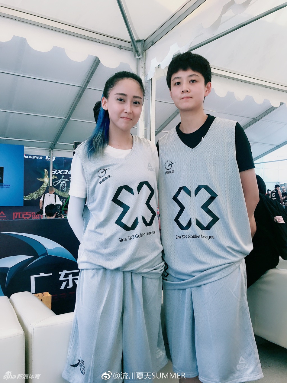 飘逸球风+亮眼蓝发 她是流川姐姐!