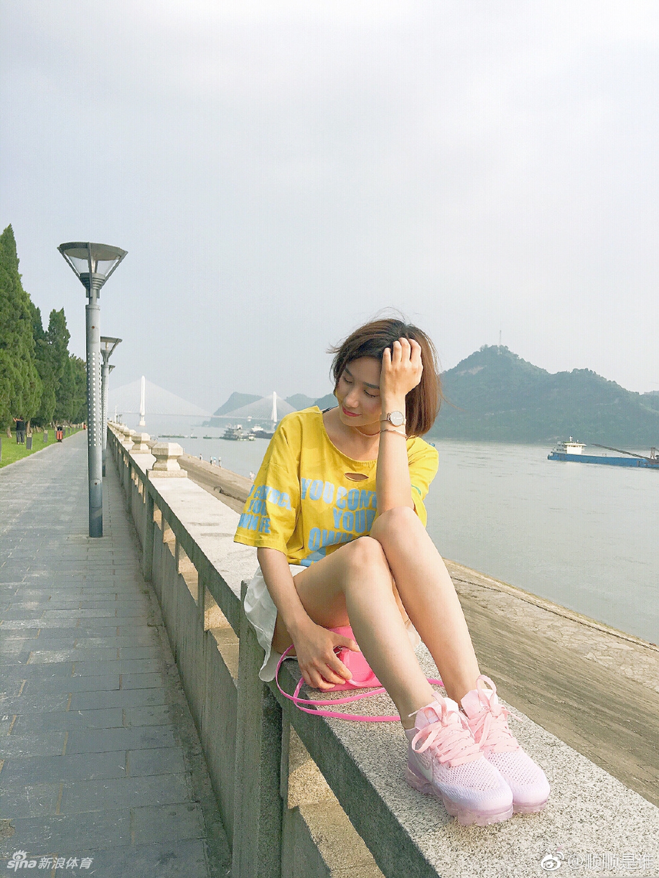 真美!痴迷篮球的厦门空姐小姐姐