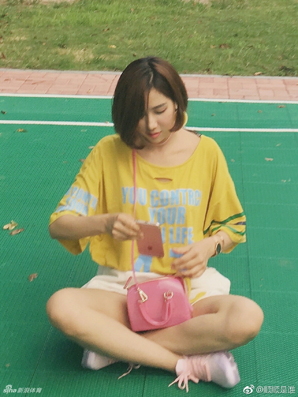 真美!痴迷篮球的厦门空姐小姐姐