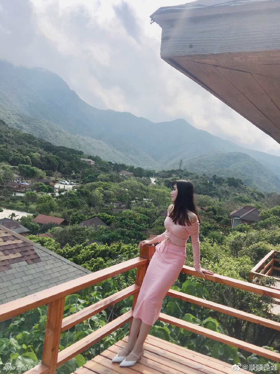 篮球小姐姐带你感受夏日的清凉!