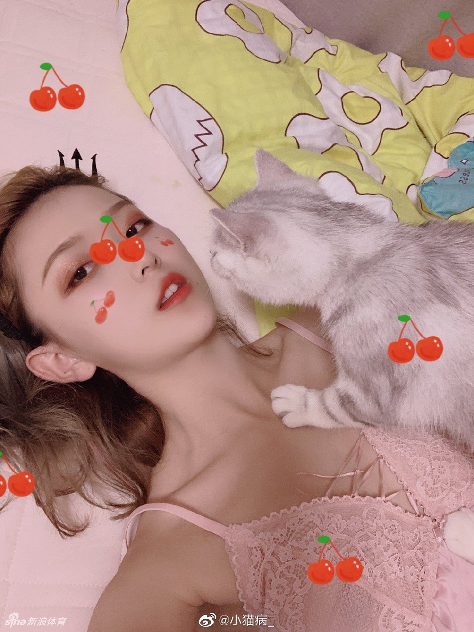 可爱又喜欢吸猫的运动女孩!