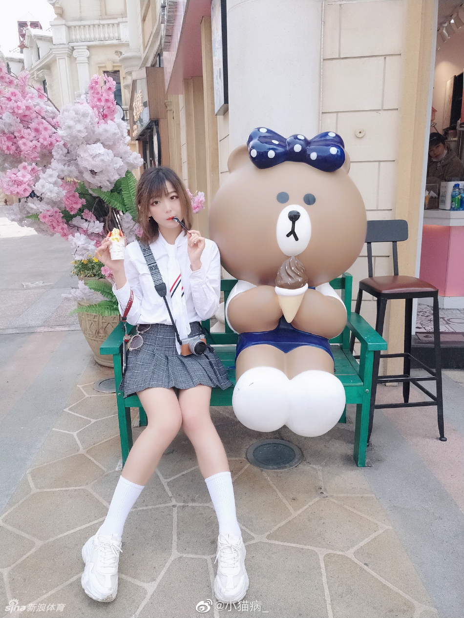 可爱又喜欢吸猫的运动女孩!