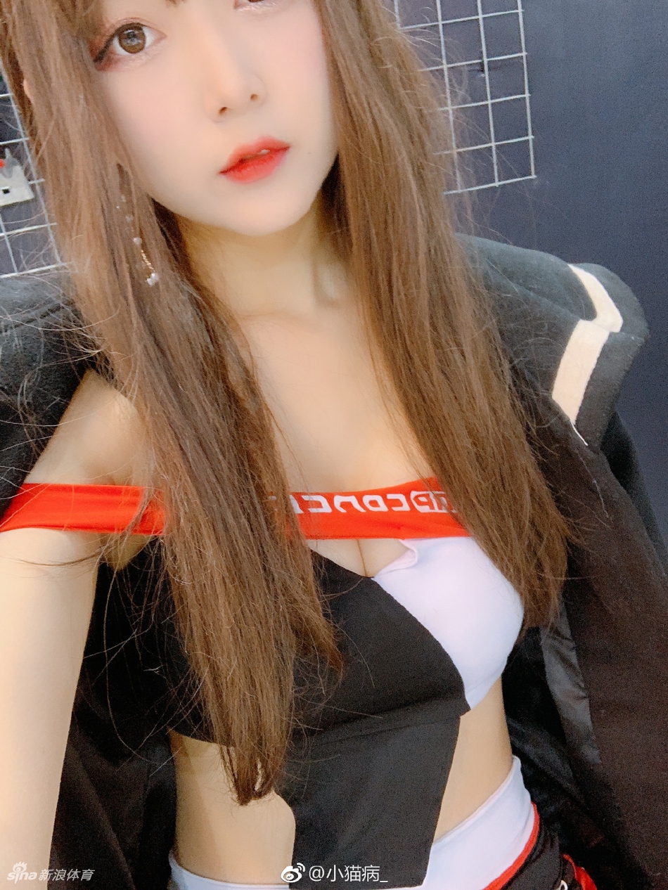 可爱又喜欢吸猫的运动女孩!