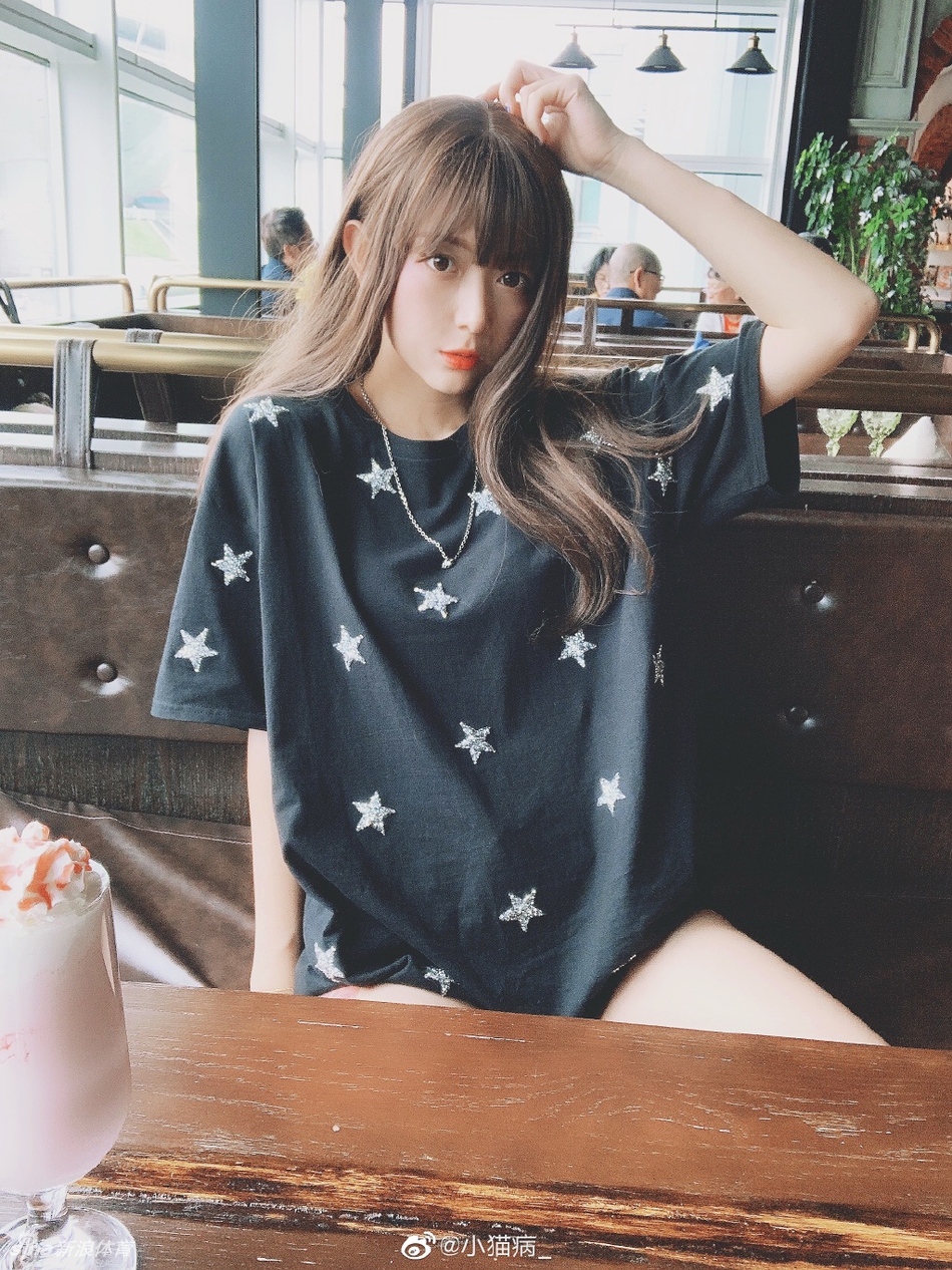 可爱又喜欢吸猫的运动女孩!