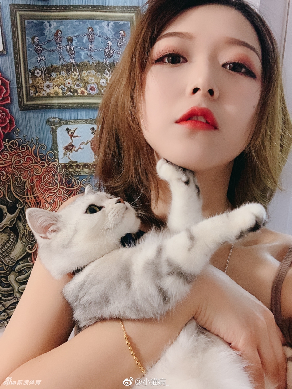 可爱又喜欢吸猫的运动女孩!