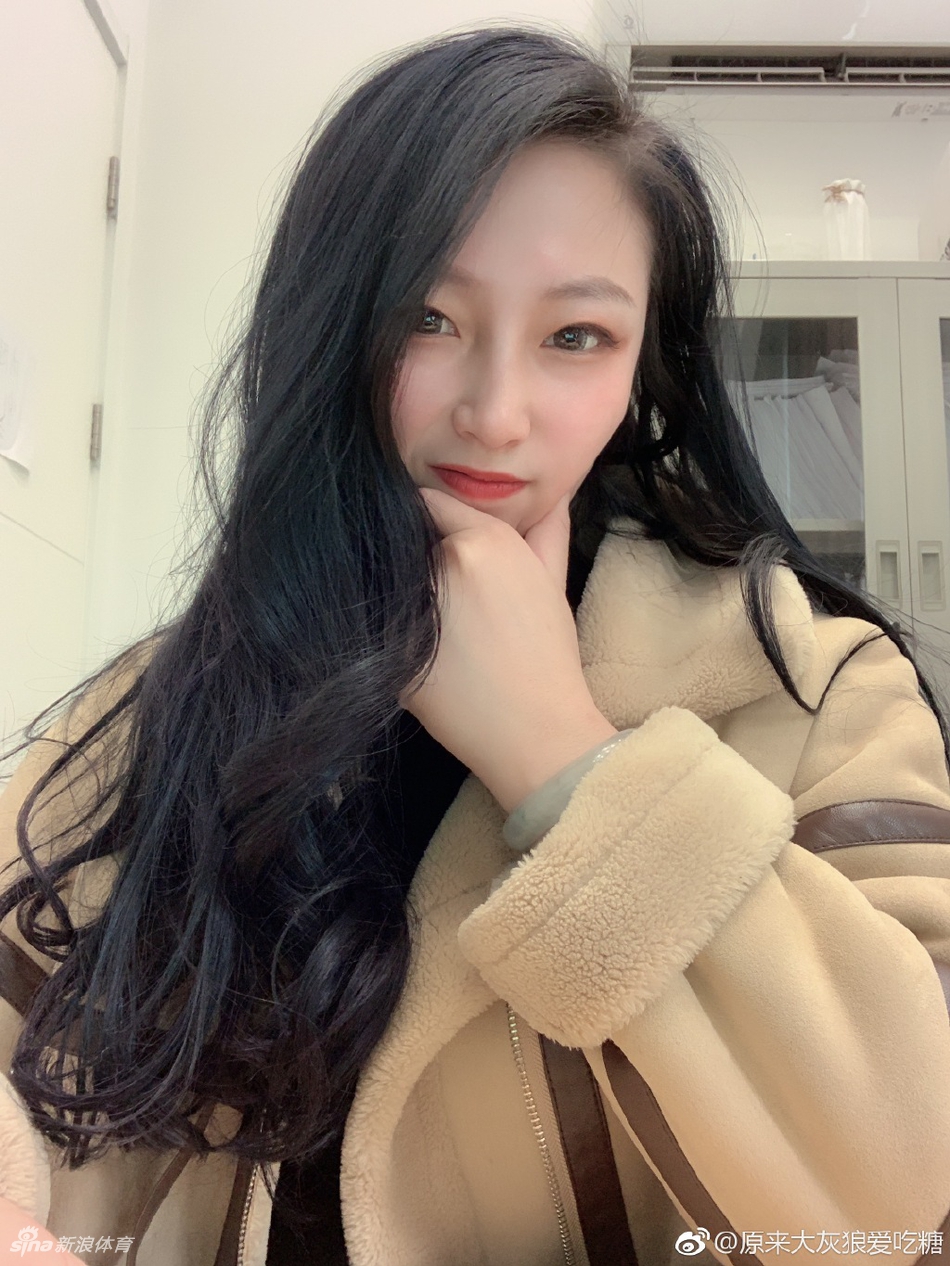 超有气质爱篮球的小姐姐了解下