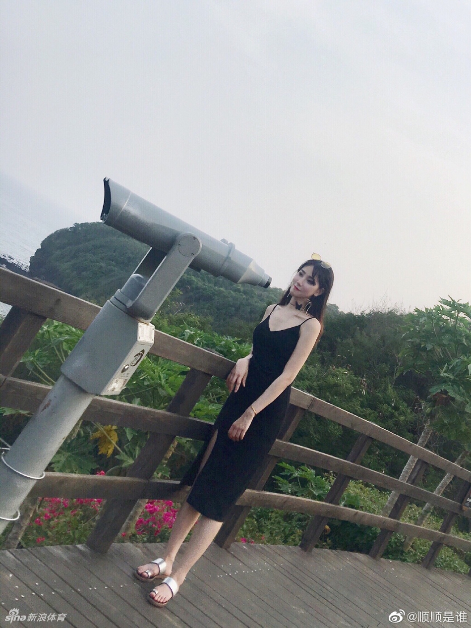 篮球小姐姐带你感受夏日的清凉!