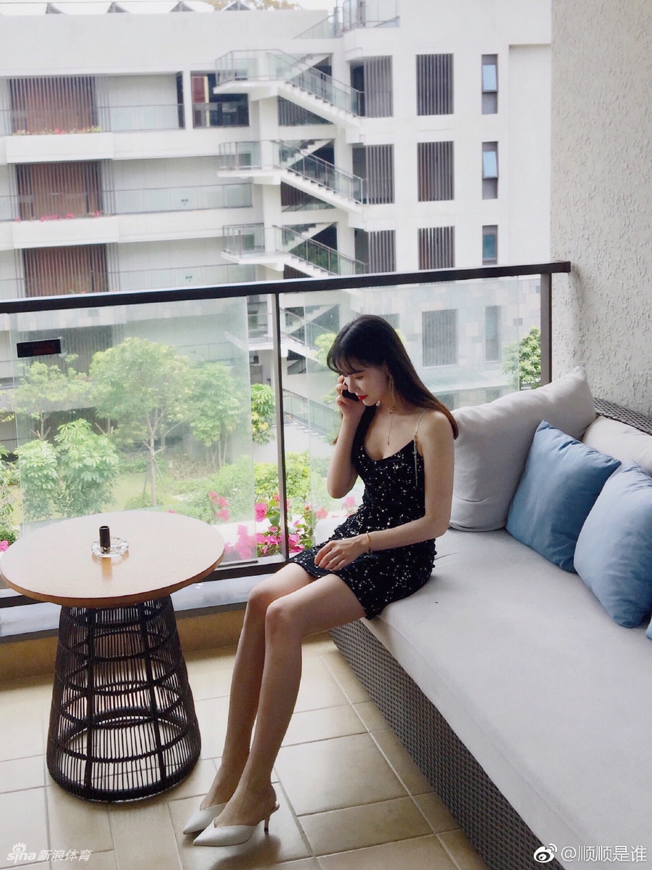 篮球小姐姐带你感受夏日的清凉!