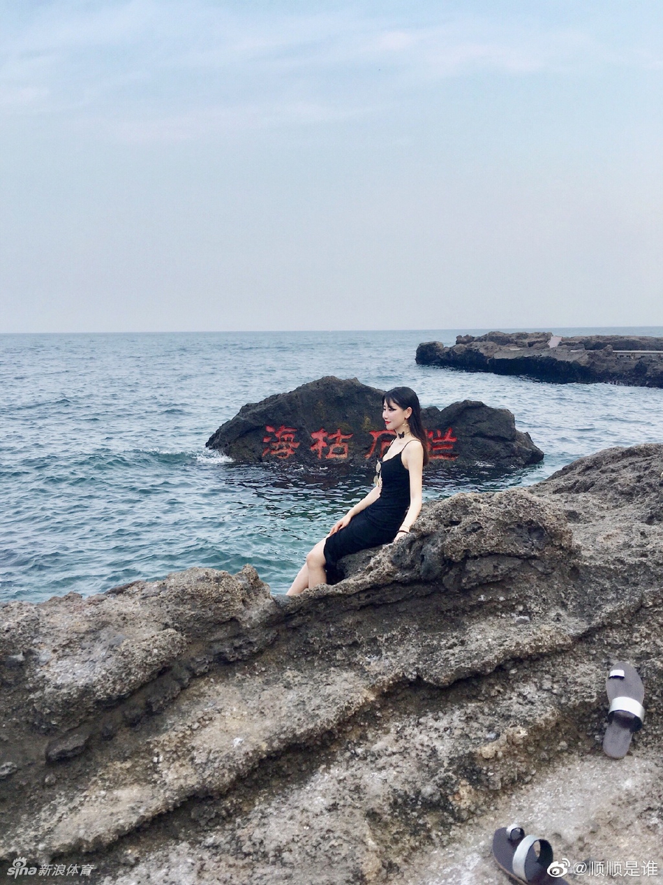 篮球小姐姐带你感受夏日的清凉!