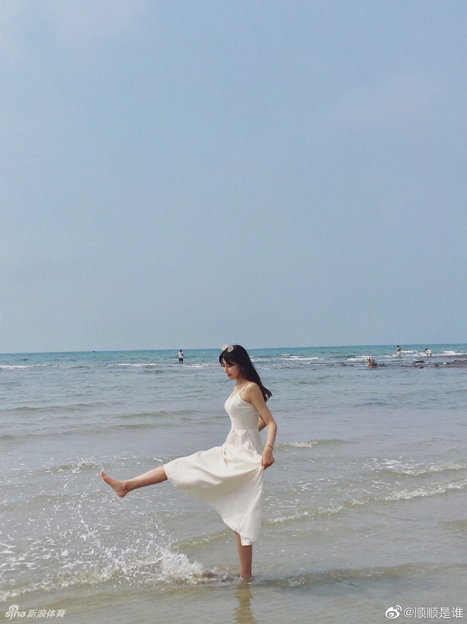 篮球小姐姐带你感受夏日的清凉!