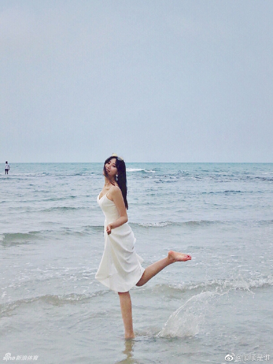 篮球小姐姐带你感受夏日的清凉!